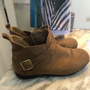 Slip/on boots buckle detail. EUC size 8 1/2 WW